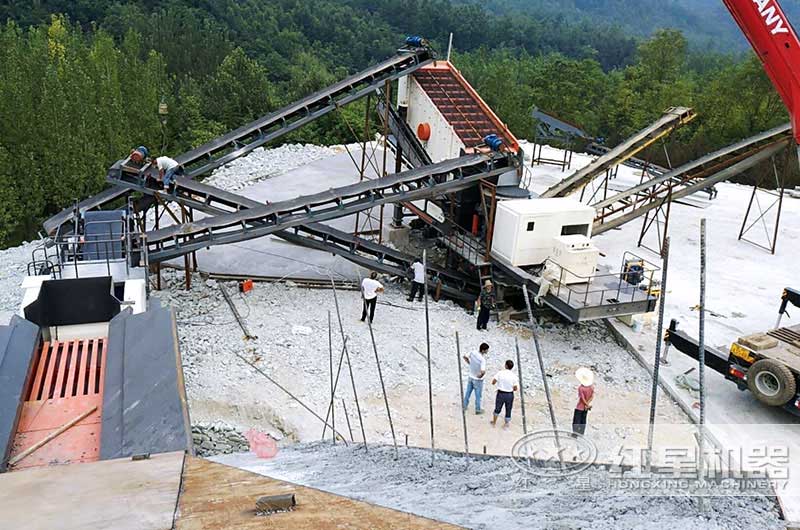 花崗巖移動式碎石機現場 花崗巖移動式碎石機現場